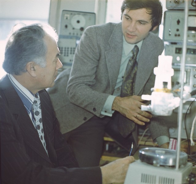 Director of the Central Asian Scientific and Research Institute of natural gas U.D. Mamadzhanov and the head of the laboratory of electrotechnology (LET) V.M. Bakhir. Tashkent, 1976.